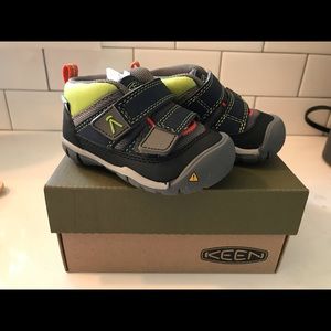 Keen size 5 shoes brand new in box